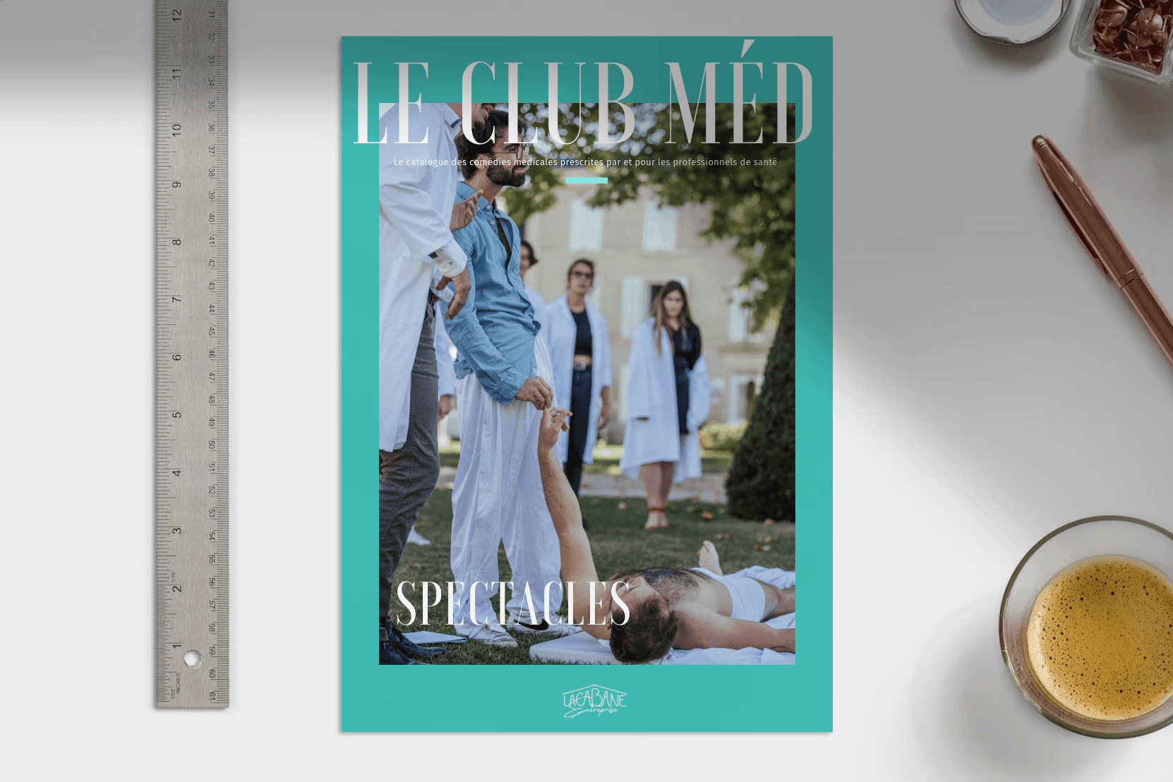 Magazine cover titled 'Le Club Méd' with people in lab coats outdoors.